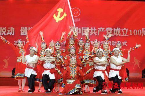 1月24日，江苏扬州，一大爷把奔驰车钥匙捡走，还回头故意按钥匙试探车辆，车主希望大爷能归还钥匙
