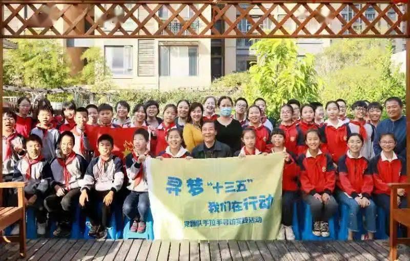 迷路的可爱男孩