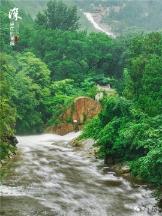 自驾游贵州，发现陡峭山顶上建有一座奇特建筑，这是干嘛用的？